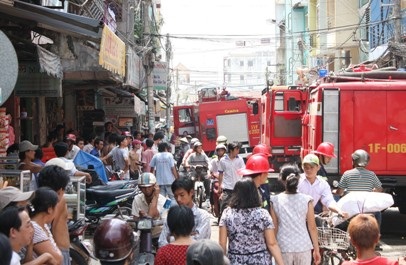 Cháy lớn sát chợ hóa chất lớn nhất TPHCM - 1