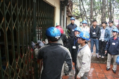 Cưỡng chế 13 hộ dân nhà C7 Giảng Võ - 1 Cưỡng chế 13 hộ dân nhà C7 Giảng Võ - 1