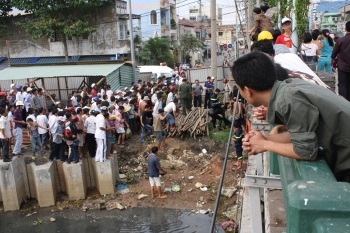 Một cô gái nhảy cầu Thị Nghè chết đuối - 1 Một cô gái nhảy cầu Thị Nghè chết đuối - 1