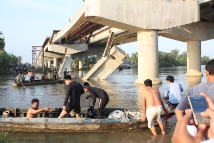Ảnh sự cố sập nhịp cầu Chợ Đệm - 5 Ảnh sự cố sập nhịp cầu Chợ Đệm - 5