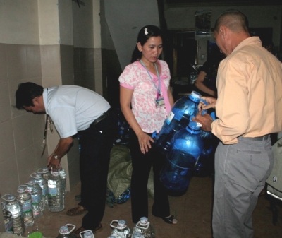 Nước uống đóng chai: Đụng đâu đình chỉ đó! - 1