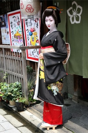 Geisha “mắt xanh” đầu tiên trở thành giảng viên ĐH - 2 Geisha “mắt xanh” đầu tiên trở thành giảng viên ĐH - 2