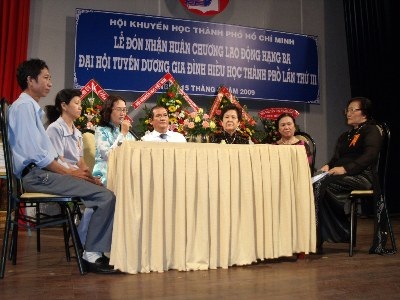 Nghèo, vẫn “phổ cập” Đại học cho 5 con - 4 Nghèo, vẫn “phổ cập” Đại học cho 5 con - 4