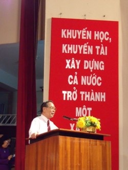 Nghèo, vẫn “phổ cập” Đại học cho 5 con - 5 Nghèo, vẫn “phổ cập” Đại học cho 5 con - 5