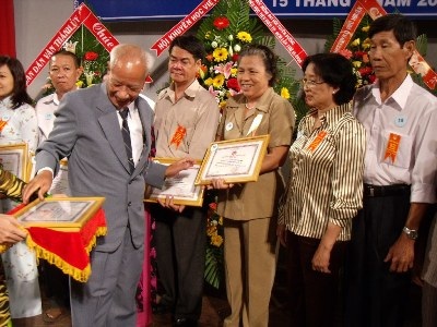 Nghèo, vẫn “phổ cập” Đại học cho 5 con - 1 Nghèo, vẫn “phổ cập” Đại học cho 5 con - 1