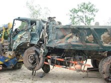 Xe tải đứt đôi, 1 người chết, 6 người nhập viện - 2