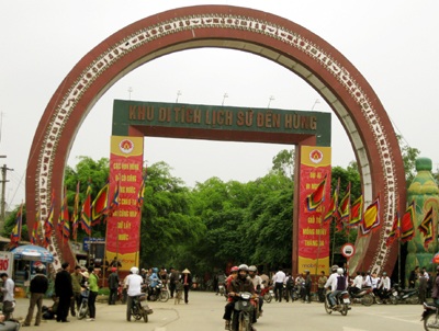 Nắng ấm “hút khách” về lễ hội đền Hùng - 1