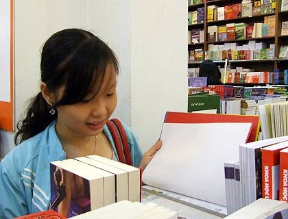 Tặng sách nhân ngày Sách và Bản quyền thế giới - 1