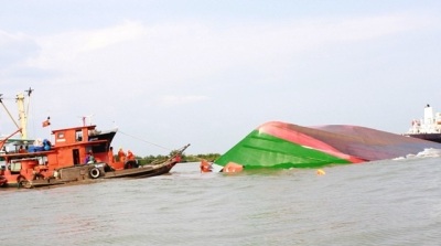 Đụng tàu trên sông Nhà Bè, 4 người suýt chết - 1 Đụng tàu trên sông Nhà Bè, 4 người suýt chết - 1