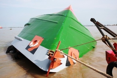 Đụng tàu trên sông Nhà Bè, 4 người suýt chết - 2 Đụng tàu trên sông Nhà Bè, 4 người suýt chết - 2
