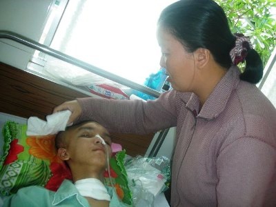 Trao quà cho “Một hoàn cảnh bế tắc ở Vĩnh Long” - 1