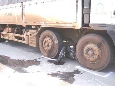 Hai chị em chết thảm dưới bánh xe tải - 2