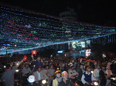 Cả nước “nổ tung” trong niềm vui chiến thắng - 12 Cả nước “nổ tung” trong niềm vui chiến thắng - 12