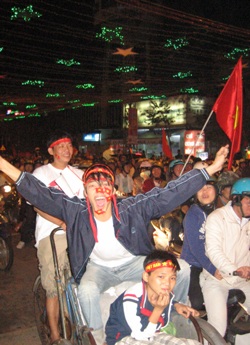 Cả nước “nổ tung” trong niềm vui chiến thắng - 13 Cả nước “nổ tung” trong niềm vui chiến thắng - 13