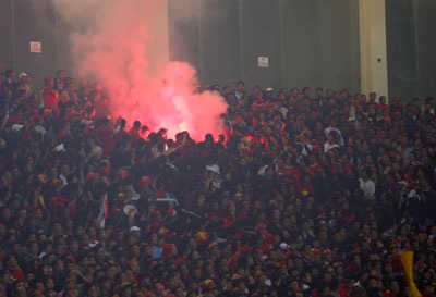 Khởi tố đối tượng đốt pháo tại SVĐ Quốc gia Mỹ Đình - 1