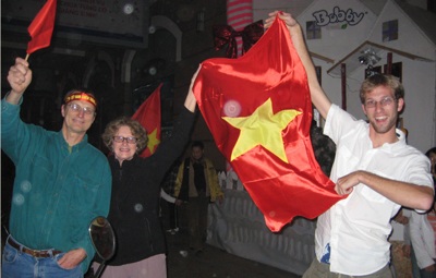 Cả nước “nổ tung” trong niềm vui chiến thắng - 9 Cả nước “nổ tung” trong niềm vui chiến thắng - 9