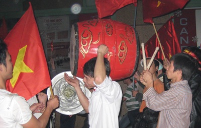 Cả nước “nổ tung” trong niềm vui chiến thắng - 10 Cả nước “nổ tung” trong niềm vui chiến thắng - 10