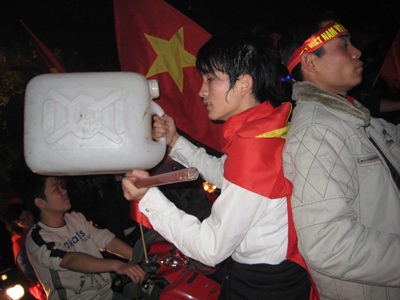 Cả nước “nổ tung” trong niềm vui chiến thắng - 11 Cả nước “nổ tung” trong niềm vui chiến thắng - 11