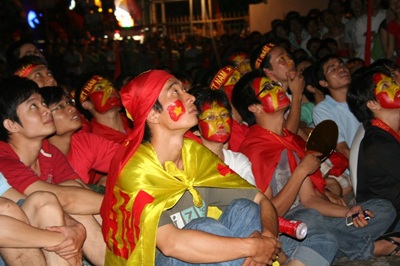 Cả nước “nổ tung” trong niềm vui chiến thắng - 1 Cả nước “nổ tung” trong niềm vui chiến thắng - 1