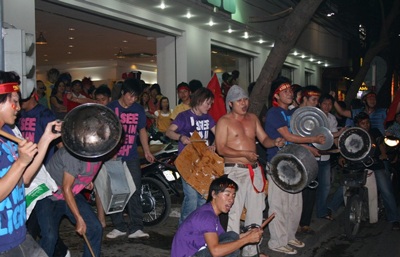 Cả nước “nổ tung” trong niềm vui chiến thắng - 3 Cả nước “nổ tung” trong niềm vui chiến thắng - 3