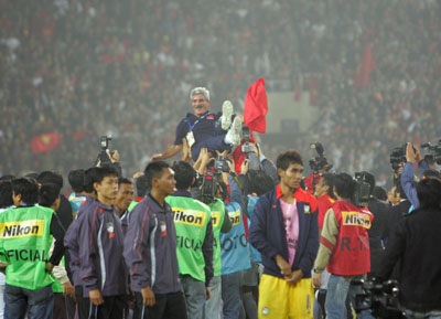 Phút ăn mừng chiến thắng của “tân vương” Việt Nam - 11 Phút ăn mừng chiến thắng của “tân vương” Việt Nam - 11