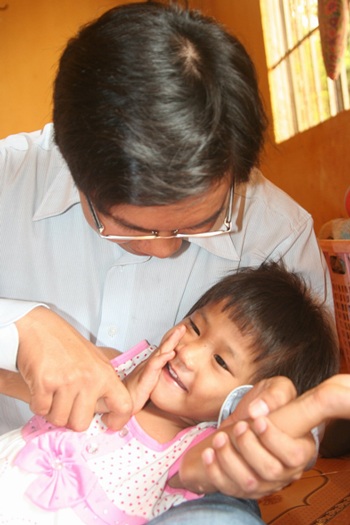 Bé Hảo tinh nghịch trong ngày đầu năm mới  - 1