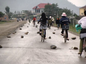 “Ổ voi”, “hố bom” bẫy dân trên Quốc lộ 48 - 1 “Ổ voi”, “hố bom” bẫy dân trên Quốc lộ 48 - 1
