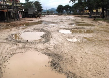 “Ổ voi”, “hố bom” bẫy dân trên Quốc lộ 48 - 4 “Ổ voi”, “hố bom” bẫy dân trên Quốc lộ 48 - 4