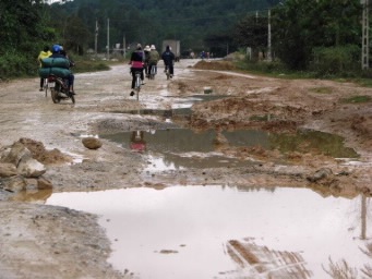 “Ổ voi”, “hố bom” bẫy dân trên Quốc lộ 48 - 5 “Ổ voi”, “hố bom” bẫy dân trên Quốc lộ 48 - 5
