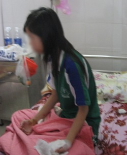 Nổ lựu đạn trong sân trường, 2 học sinh bị thương      - 1 Nổ lựu đạn trong sân trường, 2 học sinh bị thương      - 1