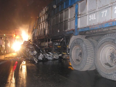 Xe tải đâm 6 xe con, 4 người chết tại chỗ - 1