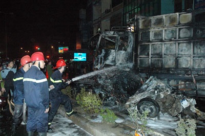 Xe tải đâm 6 xe con, 4 người chết tại chỗ - 2