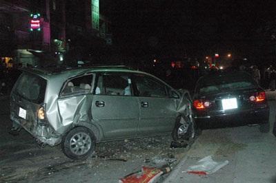 Xe tải đâm 6 xe con, 4 người chết tại chỗ - 5