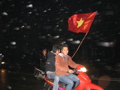 Cả nước “nổ tung” trong niềm vui chiến thắng - 18 Cả nước “nổ tung” trong niềm vui chiến thắng - 18