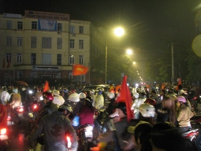 Cả nước “nổ tung” trong niềm vui chiến thắng - 17 Cả nước “nổ tung” trong niềm vui chiến thắng - 17