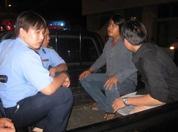 Bảo vệ “hò” nhau truy sát phóng viên - 1