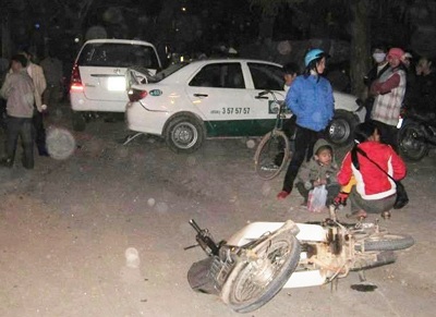 Taxi gây tai nạn liên hoàn tại TP Vinh - 2