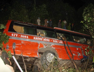 Xe chở 48 khách đâm liên hoàn rồi lao xuống vực - 1