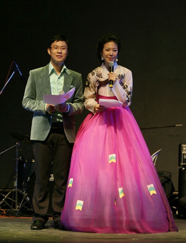 Han Hye Jin duyên dáng trên sân khấu TPHCM - 12 Han Hye Jin duyên dáng trên sân khấu TPHCM - 12