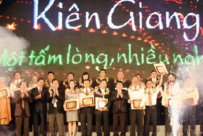 Hai cô gái đẹp nhất Thế giới trong đêm nhạc “nhiều nghĩa cử” - 19 Hai cô gái đẹp nhất Thế giới trong đêm nhạc “nhiều nghĩa cử” - 19