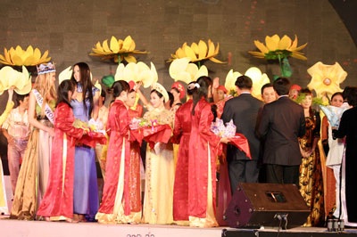 Hai cô gái đẹp nhất Thế giới trong đêm nhạc “nhiều nghĩa cử” - 20 Hai cô gái đẹp nhất Thế giới trong đêm nhạc “nhiều nghĩa cử” - 20