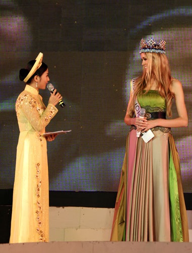 Hai cô gái đẹp nhất Thế giới trong đêm nhạc “nhiều nghĩa cử” - 6 Hai cô gái đẹp nhất Thế giới trong đêm nhạc “nhiều nghĩa cử” - 6