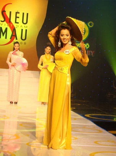 Siêu mẫu Kim Cương mơ đến nghiệp cầm ca - 3 Siêu mẫu Kim Cương mơ đến nghiệp cầm ca - 3