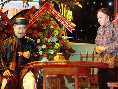 Khán giả khóc và cười với nghệ sỹ Hồng Nga - 2 Khán giả khóc và cười với nghệ sỹ Hồng Nga - 2