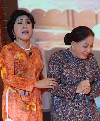 Khán giả khóc và cười với nghệ sỹ Hồng Nga - 4 Khán giả khóc và cười với nghệ sỹ Hồng Nga - 4