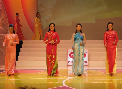 MC Hồng Phượng: “Tôi cố gắng sao cho xứng đáng với danh hiệu” - 1