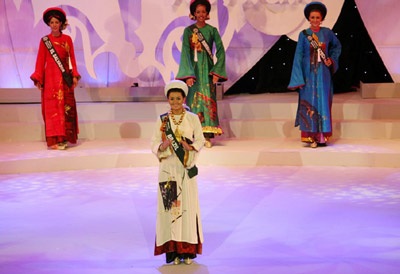 David Minh Đức bán đấu giá áo dài của Miss Brazil làm từ thiện - 2