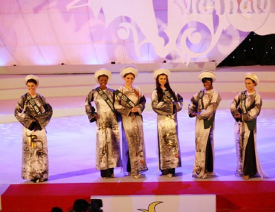 David Minh Đức bán đấu giá áo dài của Miss Brazil làm từ thiện - 3