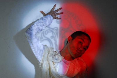 Tùng Dương: Hiện đại nhưng vẫn “quái” - 3