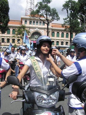Hoa hậu Trái Đất trên đường phố Sài thành - 5